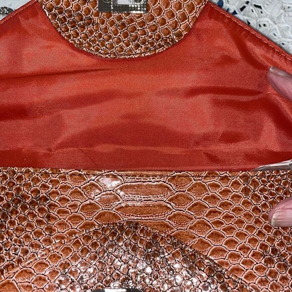 Small bag with chain handle! EUC! Salmon color like snakeskin! 6”tall! 11”w - Picture 5 of 7